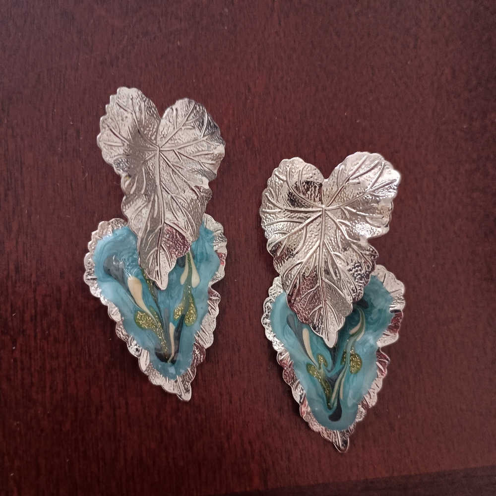 3/$10 🌟 Artistic Silver Tone Leaf Earrings with Blue Highlights